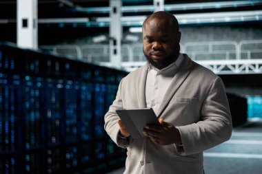 Veri Merkezi çalışanı, ağ sorunlarını düzelterek platformların performansını, otomatik iş akışlarını etkiliyor. Teknisyen sistem tanılama testleri, tablet raporları değerlendiriliyor