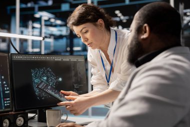 Veri Merkezi mühendisleri, depolama sistemlerini optimize etmek için beyin fırtınası yapıyor, yazılım kayıtlarını analiz ediyorlar. Aygıt üzerindeki kaynak kullanımını denetleyen sunucu çiftliği takım arkadaşları