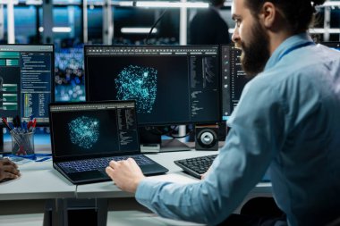 Veri merkezindeki sistem yöneticisi altyapı platformlarının bakımını yapmak için AI LLM asistanı kullanıyor. Depolama dizilerinde yedekleme yapmak için geniş dil modeli sohbet robotu kullanan sunucu merkezi çalışanı