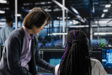 Veri merkezinde AI ile yükseltilmiş sunucu rafları sistemi kurmayı öğreten bir danışman. Sunucu odası denetleyicisi stajyere rehberlik ediyor, yapay zeka kullanarak ekipmanları güncelliyor.