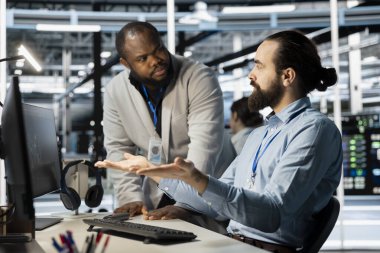 Veri Merkezi mühendislik ekibi nöral ağ parametrelerini doğrulamak için birlikte çalışıyor. Sunucu merkezi çalışma arkadaşları en iyi performansı sağlamak için yapılandırmaları denetliyor