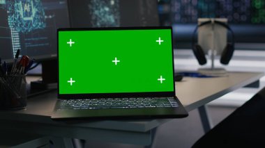 Sunucu çiftliğindeki izole ekran laptopu yapay zekayı izliyor sinirsel ağların verilerini ve analizlerini görselleştiriyor. Sunucuları denetleyen, makine öğrenme işlemlerine güç veren bir defter.