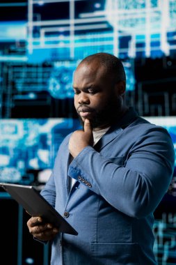 Siyah akıllı bilişim mühendisi bulut hesaplama araçları ve gelişmiş programlama kullanarak yapay zeka beyin sistemlerini inceliyor. Sanal yardımcı otomasyon için makine öğrenimi kullanılıyor.