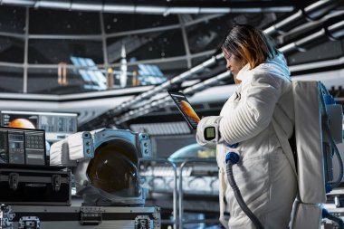 Kozmonot Mars seferinden önce insanlığın geleceğine hazırlanmak için görev planlarını tablet üzerinde çalışıyor. Yıldız gemisindeki kadın, Dünya 'nın ötesindeki insan yaşamını destekleyebilecek işaretler bulmak için kızıl gezegeni keşfediyor.