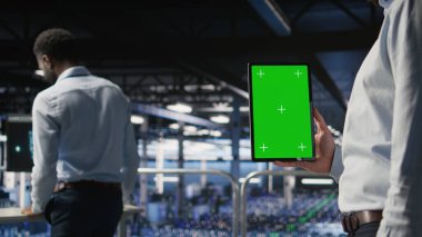 Depolama dizileri yazılımını güncellemek için tablet kullanarak veri merkezi yönetimini kapat, ağ sanal yapılandırmasını yapılandır. Sunucu odası bilişim uzmanı ayarları doğrulamak için krom anahtar aygıtı kullanıyor,