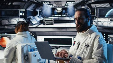 Gezegen gezisini tamamladıktan sonra astronot görev parametrelerini doğrulamak için dizüstü bilgisayar kullanıyor. Kozmonot dizüstü bilgisayarını kullanarak sistemleri yönetir, Mars 'tan ayrılır, eve dönmek için uçuş günlüğünü günceller