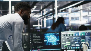 Teknisyen tekerlekli sandalyede ve veri merkezi yöneticisi sistem kapanmasını en aza indirmek için yapay zeka ağacı yazılımı kullanıyor. Sunucu merkezi çalışanı engelli ve ekip lideri görsel programlama aracı kullanarak, kamera B