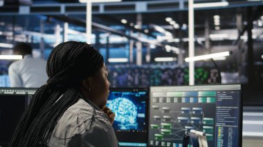 Veri merkezi yönetimi makine öğrenme düğümü ağaç programlama, kaynak tahsisini optimize ediyor. Sunucu odası çalışanı bakım ve kamera için tahmin edici yapay zeka görselleştirme sistemleri kullanır