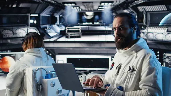 Gezegen gezisini tamamladıktan sonra astronot görev parametrelerini doğrulamak için dizüstü bilgisayar kullanıyor. Kozmonot dizüstü bilgisayarını kullanarak sistemleri yönetir, Mars 'tan ayrılır, eve dönmek için uçuş günlüğünü günceller