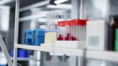 Kavanozlarda numune örnekleri olan boş bir araştırma laboratuvarı ve diğer araştırma araçları, hassasiyet ve deneyler için hazırlık. Laboratuvar kurulumu sağlık hizmetleri keşfi ve moleküler analizi vurguluyor.