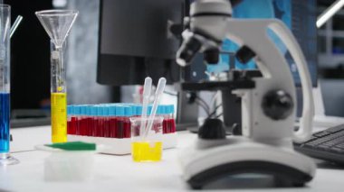 Boş araştırma laboratuvarındaki kavanozlardaki numuneleri ve mataraları diğer alet ve ekipman, hassasiyet ve deney hazırlıklarıyla kapatın. Sağlık hizmetleri keşfi için laboratuvar kurulumu.