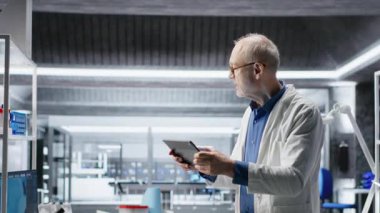 Modern laboratuvarda numuneleri analiz eden profesyonel bilim adamının portresi, biyoteknoloji araştırmaları ve moleküler bilimi içerir. Sağlık hizmetleri veri yeniliği. Kamera B.