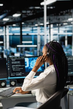 Veri merkezi operatörü kullanıcı teknik desteği sağlıyor, uzaktan tanılama yapıyor. Sunucu çiftliği bilişim uzmanı canlı destek çağrılarını yönetiyor, öngörücü yapay zeka uyarıları kullanarak donanım sorunlarını tanımlıyor