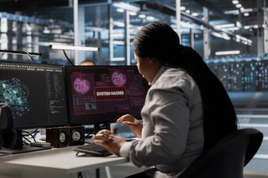 Veri Merkezi yazılım geliştirici kodlama düzensiz ağ etkinlikleri saptadıktan sonra düzeltmeleri yapar. Afro-amerikan sunucu odası bilişim uzmanı tespit araçları kullanarak kötü niyetli tehditleri düzeltmeye çalışıyor..