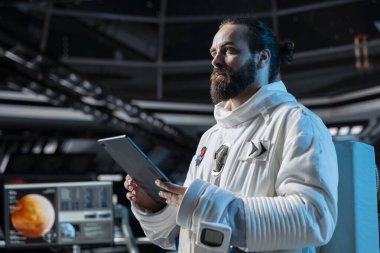 Kozmonot, Mars seferinden önce uzay gemisi kontrollerini kontrol ediyor, insanlığın geleceğine hazırlanıyor. Yörünge istasyonundaki astronot, Dünya 'nın ötesindeki insan yaşamını desteklemek için kızıl gezegeni keşfediyor.