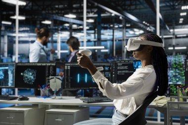 Sanal gerçeklik ve AI LLM asistanlığını kullanarak veri merkezinde mühendislik yapıyor. VR kulaklık takan sunucu merkezi çalışanı, yedekleme yapmak için geniş dil model sohbet robotu kullanıyor