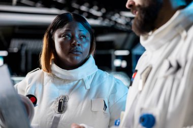 Uzay gemilerindeki astronotların dizüstü bilgisayarlarını kullanarak uzay giysilerindeki uzay gemisi mürettebatının gezegen keşifleri sırasında not defterlerindeki görev günlüklerini analiz etmelerini sağlıyoruz.