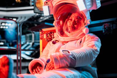 Üzgün kadın astronot uzay istasyonunda uzun süre yalnız kaldıktan sonra depresyon belirtileri gösteriyor. Kapalı bir ortamda duygusal gerginlik artarken uzay gemisindeki endişeli kadın yalnızlıkla mücadele ediyor.