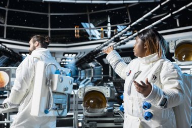 Astronot, Dünya merkezli araştırmacılarla video brifingi yapıyor, uzay istasyonu donanımında sorun çıkarıyor. Dişi uzay gemisi kozmonot internet video çağrısı sırasında mevcut görev durumunu sunar