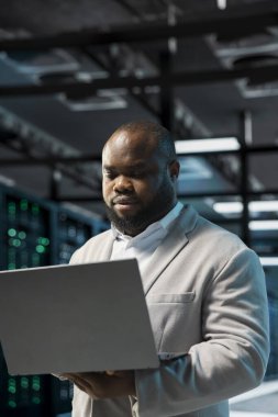 Veri merkezi mühendisi, operasyonel etkinliği arttırmak için dizüstü bilgisayar, izleme ve analiz yöntemleri kullanıyor. Gelecekteki altyapı ihtiyaçlarını tahmin etmek için veri analizi yapan sunucu merkezi çalışanı