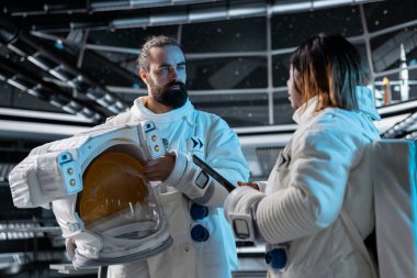 Kozmonotlardan oluşan bir ekip beyin fırtınası yapıyor, dışarıdaki gezegen görevine hazırlanıyor. Yörünge istasyonu arkadaşları konuşuyor, güneş sistemi gezegenine iniş prosedürlerini başlatıyorlar, bilinmeyen dünyaların haritasını çıkarıyorlar.