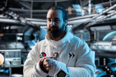 Uzay gemisinin içindeki neşeli kozmonot dışarıdaki gezegen görevine hazırlanıyor. Güneş Sistemi 'ne iniş işlemleri başlatan ekipman giyen neşeli bir yörünge istasyonu çalışanı.