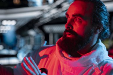 Uzaylı düşman varlığına kırmızı ışık alarmına cevap veren korkmuş yıldız gemisi mürettebatına yaklaşın. Kozmonot, yörünge istasyonu kokpitinden yaklaşan dünya dışı varlıklardan korkuyor.