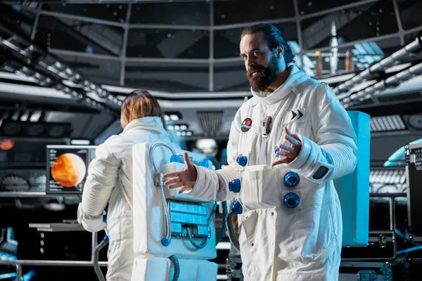 Mars 'a seyahat eden Yörünge İstasyonu meslektaşları bilinmeyen dünyaların haritasını çıkarıyorlar. Uzay gemisinde takım çalışması yapan astronotlar bilimsel bilgiyi geliştirmek için Mars 'ın gezegen yüzeyini keşfediyorlar.