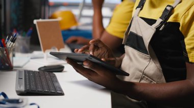 Siyah mühendis güneş paneli üretiminde yenilenebilir enerji fotovoltaik sistemlerini artırmak için PC yazılımı üzerinde çalışarak güç optimizasyonu modelleri geliştiriyor. Çevre dostu endüstri. Kamera A.