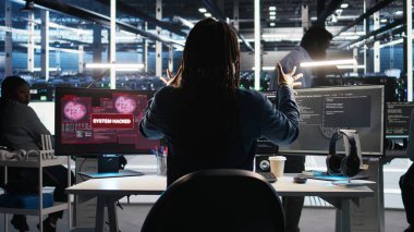 Yapay zeka sunucusundaki panikleyen mühendis, hassas verilerin çalındığı bir hackleme olayına tepki veriyor. Veri merkezi çalışanı, güvenlik sistemleri tarafından tetiklenen bilgisayar virüsü tarafından alarma geçirildi. Kamera A