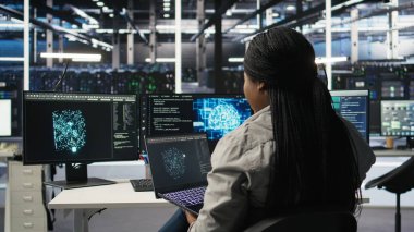 Sunucu odası bilişim uzmanı, yapay zeka teknolojisini kullanarak sistemi en aza indiriyor. Yapay zeka çözümleri geliştirmek ve yerleştirmek için dizüstü bilgisayar kullanan teknisyen ekipmanları optimize ediyor, kamera A