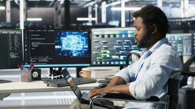 Tekerlekli sandalyedeki veri merkezi bilgisayar bilimcisi yapay zeka ağacı yazılımını kullanarak sistem kapanmasını en aza indirdi. Sunucu merkezi çalışanı yapay zeka görsel programlama aracı kullanarak engelli, kamera B