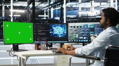 Tekerlekli sandalyedeki veri merkezi yöneticisi, yeşil ekrandaki yapay zeka ağaç yazılımını kullanarak sistem kapanma süresini en aza indirdi. Sunucu merkezi çalışanı B kamerasındaki görsel programlama aracını kullanarak engelli