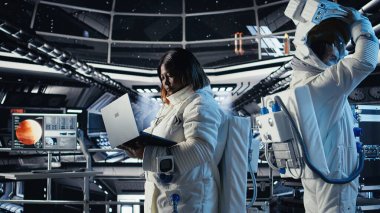 Kozmonot gezegene indikten sonra yıldızgemisinden ayrılıp meslektaşlarına el sallıyor. Astronot uzay istasyonundan kozmik kökenleri araştırmak için planlanmış işlemler için çıkıyor