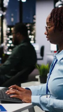 Bilgisayarda yapay zeka araçlarıyla KPI raporlarını inceleyen Dikey Video Profesyonel Analisti, makine öğrenimi için yapay zeka ağlarıyla çalışıyor. Yenilik ve optimizasyon vurgulanıyor