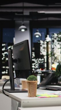 Dikey Video Boş karanlık ofis yüksek teknoloji cihazları ve çift monitörler, analitik araçlar iş stratejisi için hazır ve profesyonel büyüme ve örgütsel başarı desteklemek için rapor yazma.