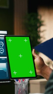 Genel müdürün cep telefonunda bulunan dikey video yeşil ekran görüntüleme ekranı, uluslararası kuruluş için başarı ve verimliliği güvence altına alıyor. Küresel genişleme stratejisi için veriler geç