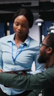 Vertical Video Professional iş ekibi çevrimiçi grafikleri ve kaynak tahsisini analiz ediyor, performans raporlarını hazırlarken iş arkadaşları arasındaki ilişki ve sinerjiyi gösteriyor. Kamera B.