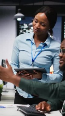 Dikey Video Afrikalı Amerikalı iş arkadaşları başarılı bir iş birliğinden sonra beşlik çakıyor, bir iş görevi için birlikte çalışıyorlar. Birlik ve destekle takım çalışması neşeli insanlar için, kazanmak. Kamera.