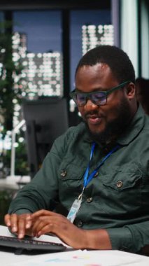 Vertical Video Black erkek danışmanı dijital araçlarla bilişim şirketinin geliştirilmesi, analiz ve iş istasyonundaki performans ölçümlerine odaklandı. Personel planlama çözümleri ve hedefleri hizalama