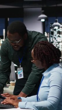 Dikey Video Siyah çalışma arkadaşları yapay zeka ve tahminsel analitik kullanarak akıllı çalışma çözümlerini ve adaptif stratejiler için bulut hesaplamalarını kontrol ederler. Yapay zeka mühendisliği algoritmaları