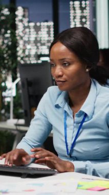 Dikey Afrika kökenli Amerikalı danışman hissedarlar için strateji raporları hazırlamak için bilgisayar sonuçlarıyla birlikte plan ve analize girişti. Yenilikler, hedefler, hizalama ve büyüme üzerinde çalışmak. Kamera.