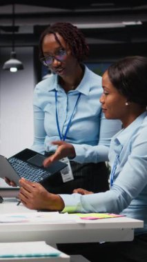 Dikey Video İş Yöneticisi ve analist çalışma alanındaki veri içgörülerini izleyerek, ayrıntılı performans ölçümleri ve açıklamalar için öngörü planlamak için analitiklerden yararlanıyor. Çalışma saatlerinden sonra hedef ayarı