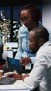 Uzmanlardan oluşan dikey Video İşletme ekibi yapay zeka büyük verileri ve tahminsel analizleri kullanarak, akıllı çalışma çözümlerini ve adaptif stratejiler için bulut hesaplamalarını kontrol ederler. Yapay zeka mühendisliği