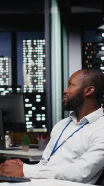 Dikey Video Afrikalı Amerikalı çalışanlar proje planlama ve rapor yazma ile ilgileniyorlar, iş verilerini hedeflerle aynı hizaya getirmek için kullanıyorlar. Sonraki projeler için bir gündem oluşturuluyor