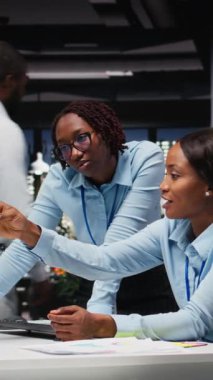 Siyahi personelden oluşan dikey video ekibi finansman verileri ve performans ölçümleri, görüş hizalanması ve geceleri çok uluslu bir şirket ortamında başarıyı sürdürme hedefleri