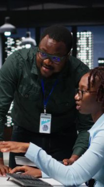 Dikey Video Siyah Şirketi yöneticisi ve yardımcısı, girişim hedefleri ve performans ölçümleri arasında bir sinerji sağlayarak yeni bir genişleme planı üzerinde işbirliği yapmaktadır. Bir proje için ortak kavrayışlar