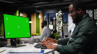 Yeşil ekran bilgisayar ekranında, siyah genel müdürün başarıyı sağlaması, mesai saatleri dışında ofiste çalışması. Gelişim için verimli bir büyüme vizyonuyla beyin fırtınası çözümleri. Kamera A.