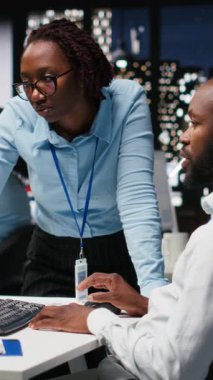 Dikey Video Afrikalı Amerikalı personel problem çözme görevleri için yapay zeka sohbet robotu sistemini, akıllı algoritmaları vurgulamak için fütürist yüksek teknolojiyi ve derin öğrenme için kullanıyor. İletişim ve bilişim desteği