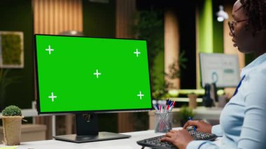 Kadın iş analistinin yanındaki yeşil ekran modeli tahminleri inceliyor, şirketi genişletmek ve performans ölçümlerini artırmak için yeni bir geliştirme stratejisi geliştiriyor. Profesyonel amaçlar. Kamera B.